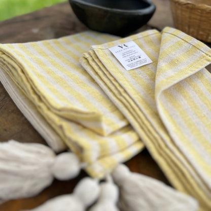 Table Runner Pompoms